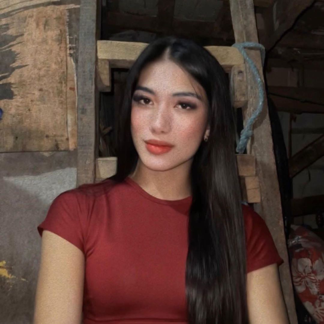 A woman from Philippines on camera, one of the girls you could meet on MeetCamChat