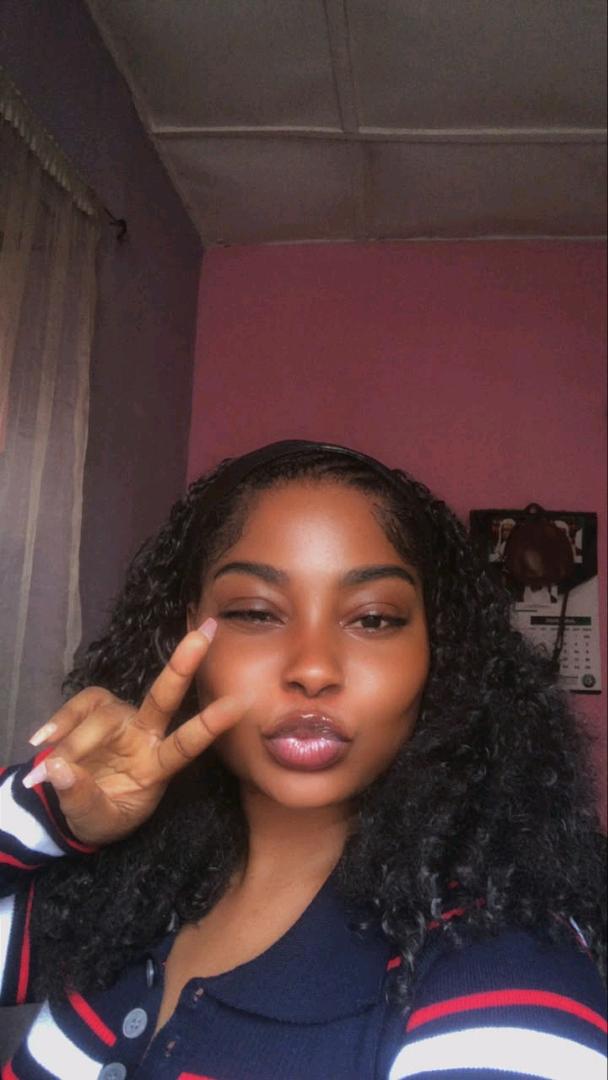 A woman from Nigeria on camera, one of the girls you could meet on MeetCamChat